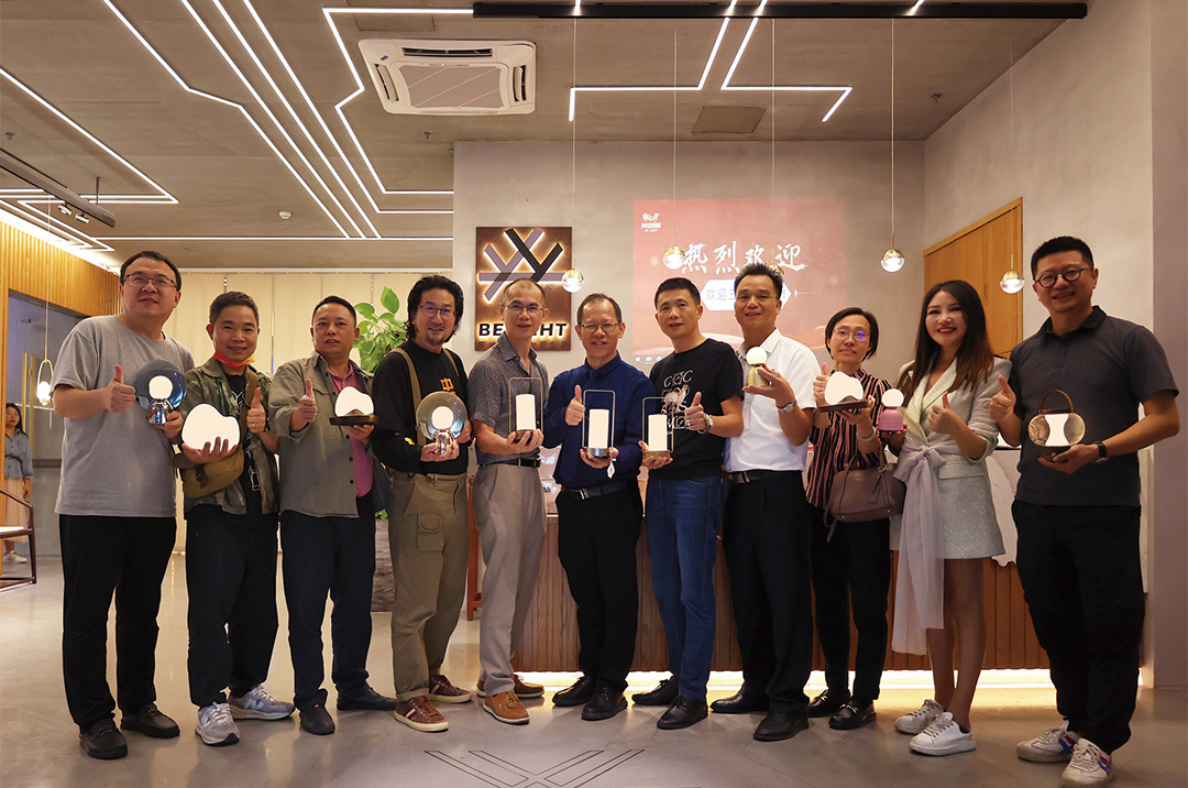 教導同學會前來參觀神話照明燈光展廳 